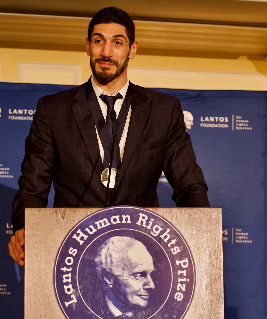 Enes Kanter Freedom accepts the 2022 Lantos Human Rights Prize